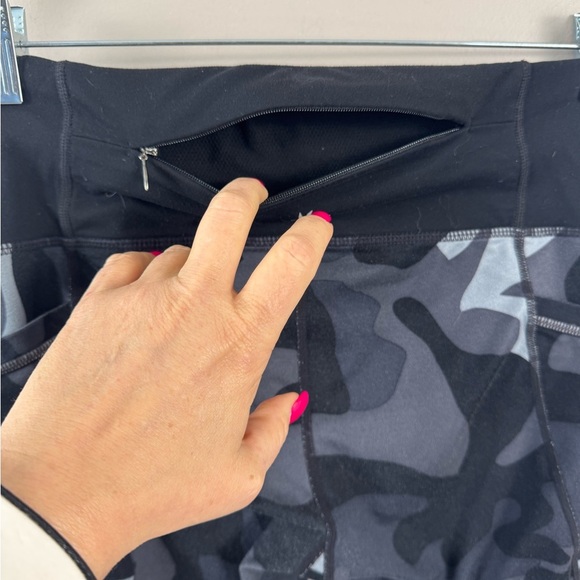 Athleta Black Gray shadow camo Leggings size small pockets - Picture 6 of 13